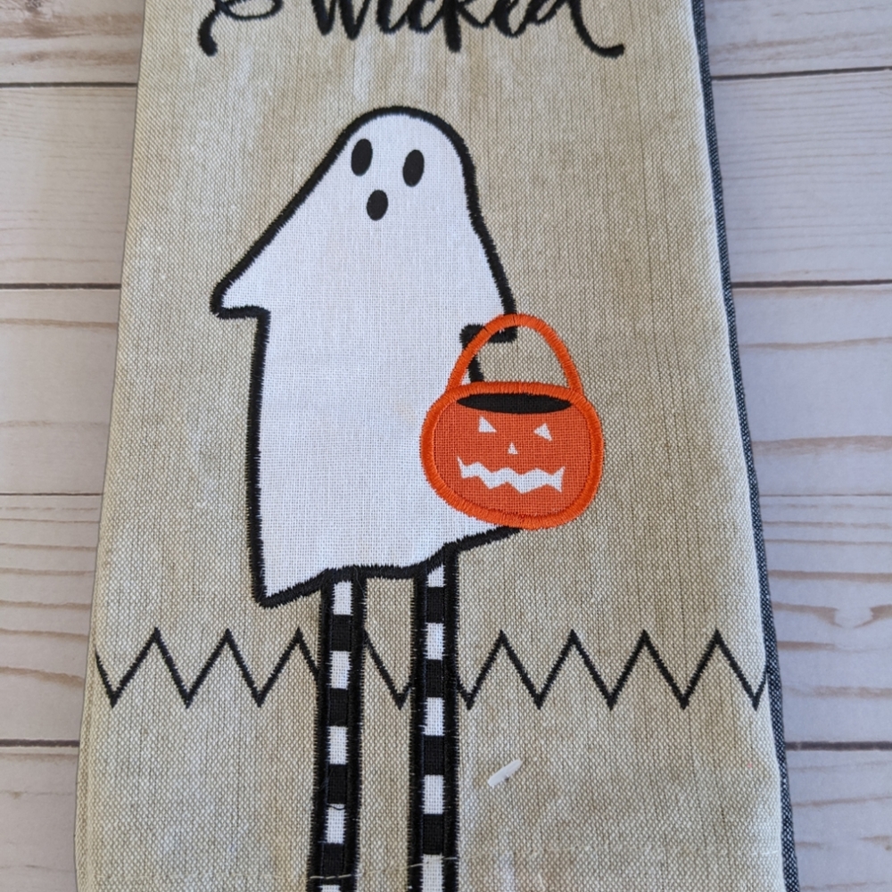 A Wee Bit Wicked Cute Ghost Halloween Dish Towels (2) Pom Pom Accent New - Picture 2 of 3